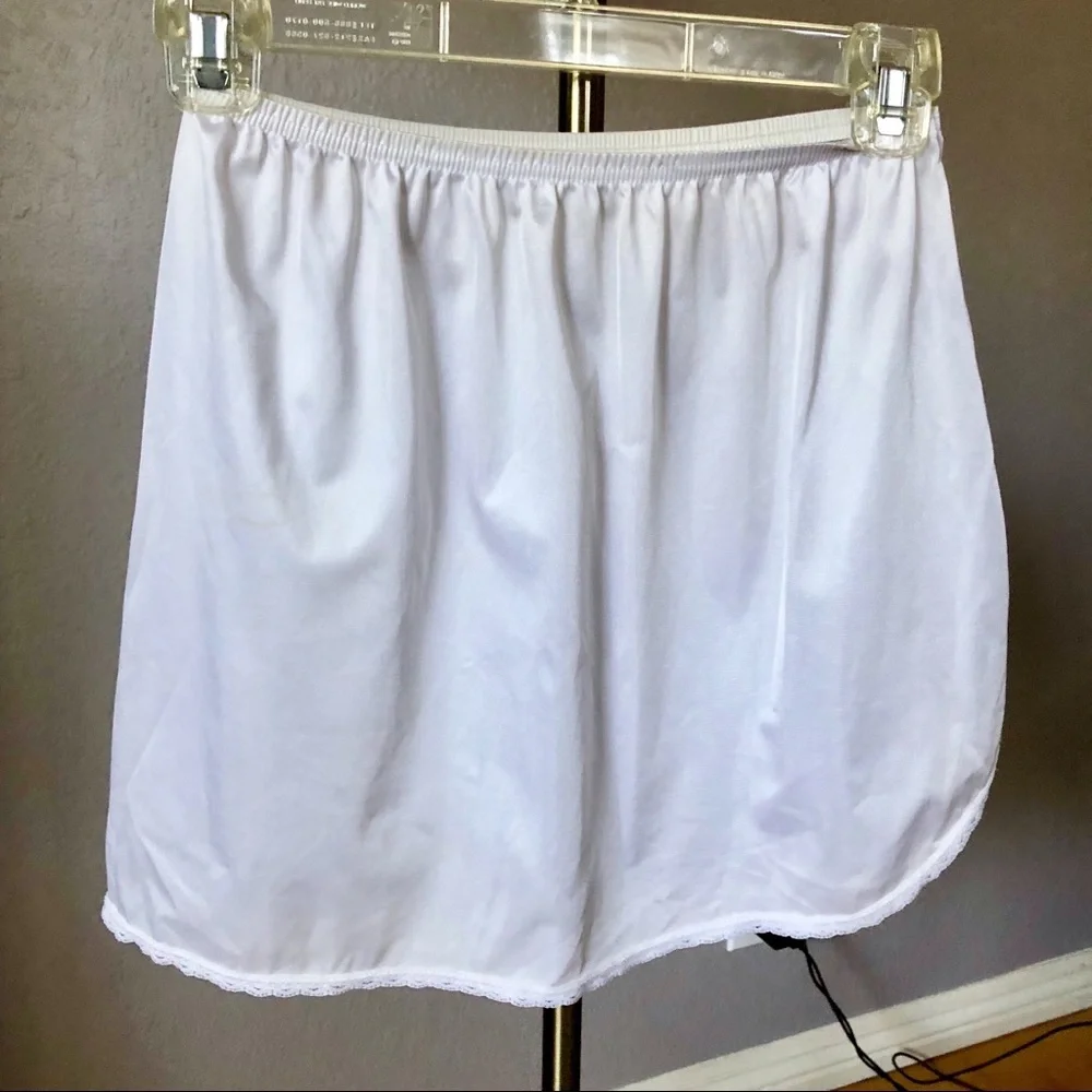 Vanity Fair 14” white slip Size Small